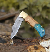 Knightwood Damascus Pocket Knife – Olive Wood & Resin Handle