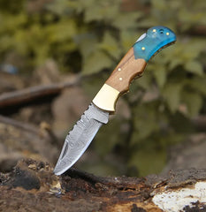 Knightwood Damascus Pocket Knife – Olive Wood & Resin Handle