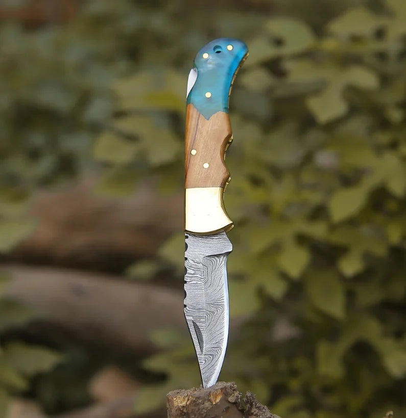 Knightwood Damascus Pocket Knife – Olive Wood & Resin Handle