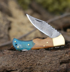 Knightwood Damascus Pocket Knife – Olive Wood & Resin Handle