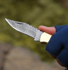 Knightwood Damascus Pocket Knife – Olive Wood & Resin Handle